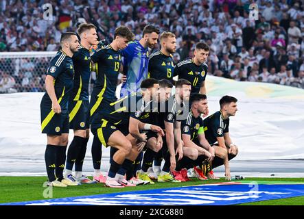 Torwart Angus Gunn Scotland, Kieran Tierney Scotland, Jack Hendry Scotland, Ryan Porteous Scotland, Anthony Ralston Scotland, Scott McTominay Scotland, Callum McGregor Scotland, Andrew Robertson Scotland, John McGinn Scotland, Che Adams Scotland und Ryan Christie Scotland schauen beim Mannschaftsbild, UEFA EURO 2024 - Gruppe A, Deutschland gegen Schottland, Fussball Arena München am 14. Juni 2024 in München, Deutschland. Foto von Silas Schueller/DeFodi Images Torwart Angus Gunn Scotland, Kieran Tierney Scotland, Jack Hendry Scotland, Ryan Porteous Scotland, Anthony Ralston Scotland, Scott McTominay Scot Stockfoto