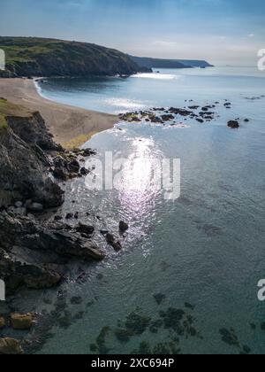 Die malerische Landschaft von Kennack Sands, Cornwall, England aus der Luft mit ihrer felsigen Küste, dem Sandstrand und dem klaren blauen Wasser. Ein beliebter Urlaub. Stockfoto