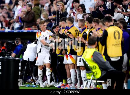 Der deutsche Toni Kroos interagiert mit seinen Teamkollegen, nachdem er während des Gruppenspiels der UEFA Euro 2024 in der Münchner Fußball-Arena ersetzt wurde. Bilddatum: Freitag, 14. Juni 2024. Stockfoto