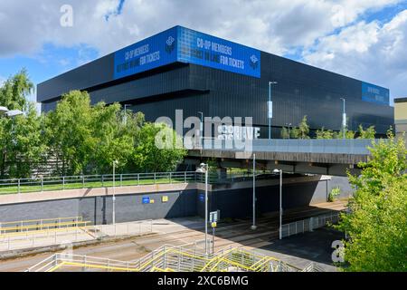 Die Co-op Live Arena von der Straßenbahnhaltestelle Etihad Campus Metrolink in Manchester, England, Großbritannien Stockfoto