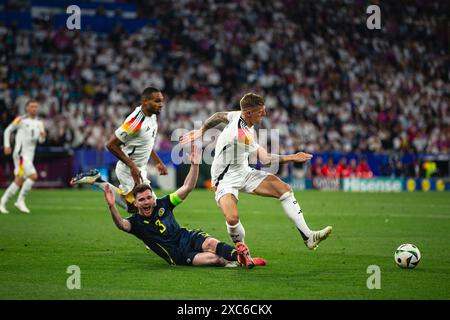München, Deutschland. Juni 2024. München, 14. Juni 2024 MÜNCHEN, DEUTSCHLAND - 14. JUNI: Andy Robertson aus Schottland wird am 14. Juni 2024 im Eröffnungsspiel der UEFA Euro 2024-Meisterschaft zwischen Deutschland und Schottland in der Münchener Fußball-Arena gegen Toni Kroos aus Schottland angeschlagen. (Foto: Dan O' Connor/ATPImages) Dan O' Connor (Dan O' Connor/ATP Images/SPP) Credit: SPP Sport Press Photo. /Alamy Live News Stockfoto