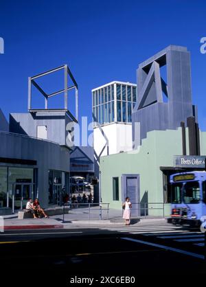 Ein Gebäude, das von dem Architekten Frank Gehry an der Main Street in Santa Monica, Kalifornien, USA entworfen wurde Stockfoto