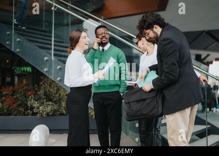 Multikulturelles Geschäftsteam diskutiert Strategien im Freien Stockfoto