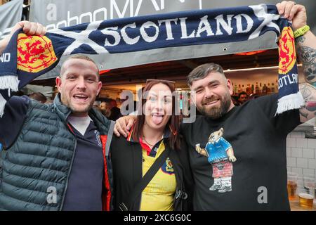 Glsgow, Großbritannien. Juni 2024. Hunderte schottischer Fußballfans besuchten eine Fan Zone im Calton, nahe Glasgows Stadtzentrum, um das Eröffnungsspiel der Fußball-EUROPAMEISTERSCHAFT 2024 zwischen Deutschland, dem Austragungsland und Schottland zu sehen. Die anwesenden Fans durchlieferten alle Emotionen von Stolz, Glück bis zur Enttäuschung, denn das Finale war Deutschland 5:1, Schottland. Quelle: Findlay/Alamy Live News Stockfoto