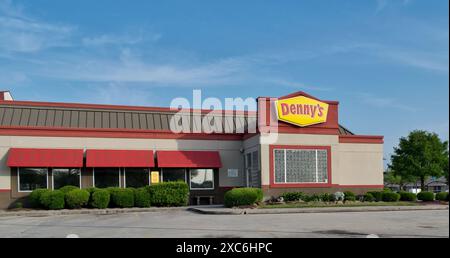 Houston, Texas USA 04-07-2024: Dennys Restaurant außerhalb der Geschäftsfiliale des Unternehmens. Stockfoto