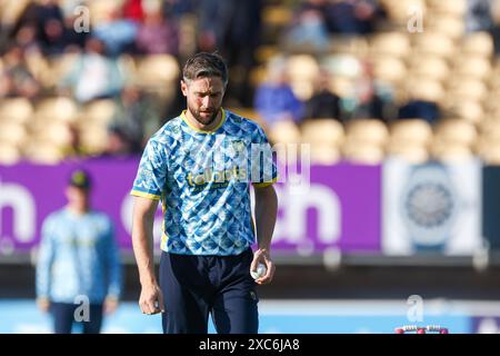 Chris Woakes bereitet sich auf die Bowl vor, die am 14. Juni 2024 in Birmingham im Vereinigten Königreich während der Vitality-Blast-Begegnung zwischen Warwickshire Bears und Yorkshire Vikings genommen wurde. Stockfoto