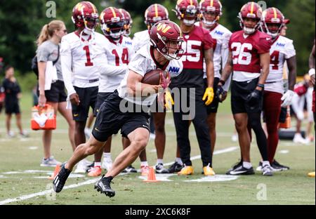 Washington Commanders Wide Receiver Luke McCaffrey (12) führte am 11. Juni 2024 Übungen im Mini Camp im OrthoVirginia Training Center im Commanders Park in Ashburn VA durch (Alyssa Howell für Image of Sport) Stockfoto
