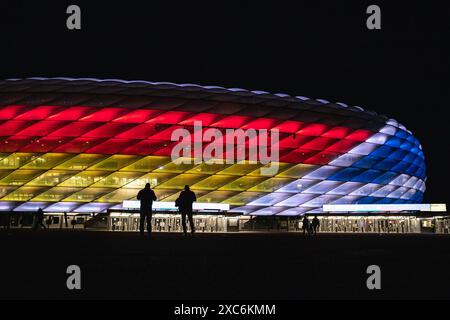 München, Deutschland. Juni 2024. München, Deutschland, 14. Juni 2024 MÜNCHEN, DEUTSCHLAND - 14. JUNI: die Fans verlassen das in den Farben Deutschlands und Schottlands beleuchtete Stadion nach dem Sieg Deutschlands im Eröffnungsspiel der UEFA Euro 2024-Meisterschaft zwischen Deutschland und Schottland am 14. Juni 2024 in München. (Foto: Dan O' Connor/ATPImages) Dan O' Connor (Dan O' Connor/ATP Images/SPP) Credit: SPP Sport Press Photo. /Alamy Live News Stockfoto
