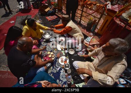 Gandarbal, Indien. Juni 2024. Hindugeweihte beten während des jährlichen „Mela Kheer Bhawani“-Festivals in einem Tempel im Dorf Tull Mulla am Stadtrand von Srinagar. (Foto von Mubashir Hassan/Pacific Press) Credit: Pacific Press Media Production Corp./Alamy Live News Stockfoto