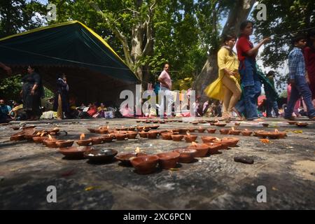 Gandarbal, Indien. Juni 2024. Hindu-Anhänger zünden Erdöllampen während des jährlichen „Mela Kheer Bhawani“-Festivals in einem Tempel im Dorf Tull Mulla am Rande von Srinagar am 14. Juni 2024. (Foto von Mubashir Hassan/Pacific Press) Credit: Pacific Press Media Production Corp./Alamy Live News Stockfoto