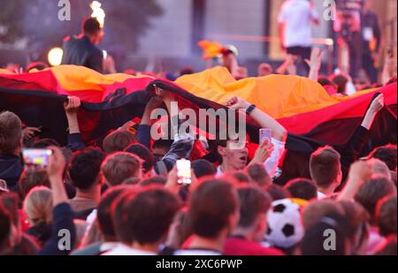 Berlin, Deutschland. Juni 2024. Deutsche Fans feiern ihren Teamsieg in der Fan Zone am Brandenburger Tor in Berlin während des UEFA EURO 2024-Spiels Deutschland gegen Schottland. Quelle: Oleksandr Prykhodko/Alamy Live News Stockfoto