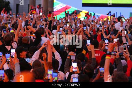 Berlin, Deutschland. Juni 2024. Deutsche Fans feiern ihren Teamsieg in der Fan Zone am Brandenburger Tor in Berlin während des UEFA EURO 2024-Spiels Deutschland gegen Schottland. Quelle: Oleksandr Prykhodko/Alamy Live News Stockfoto