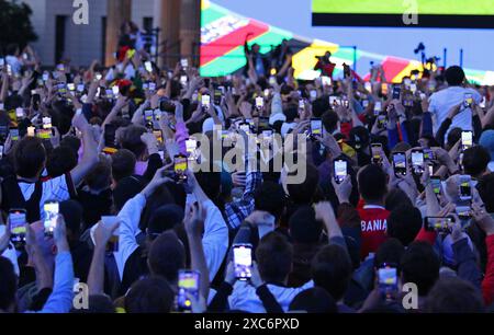 Berlin, Deutschland. Juni 2024. Deutsche Fans feiern ihren Teamsieg in der Fan Zone am Brandenburger Tor in Berlin während des UEFA EURO 2024-Spiels Deutschland gegen Schottland. Quelle: Oleksandr Prykhodko/Alamy Live News Stockfoto