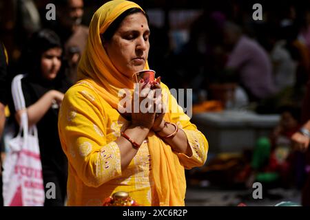 Gandarbal, Jammu Und Kaschmir, Indien. Juni 2024. Hindugeweihte beten während des jährlichen „Mela Kheer Bhawani“-Festivals in einem Tempel im Dorf Tull Mulla am Stadtrand von Srinagar. (Kreditbild: © Mubashir Hassan/Pacific Press via ZUMA Press Wire) NUR REDAKTIONELLE VERWENDUNG! Nicht für kommerzielle ZWECKE! Stockfoto