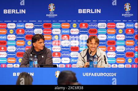 Berlin – 14. Juni 2024: Der kroatische Trainer Zlatko Dalic und Spieler Luka Modric sprechen während einer Pressekonferenz vor dem Gruppenspiel der UEFA EURO 2024 gegen Spanien im Olympiastadion mit den Medien Stockfoto