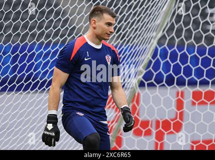 Berlin, Deutschland. Juni 2024. Torhüter Dominik Livakovic (#1) aus Kroatien in Aktion während des offenen Trainings der kroatischen Nationalmannschaft vor dem Spiel der UEFA EURO 2024 gegen Spanien im Olympiastadion. Quelle: Oleksandr Prykhodko/Alamy Live News Stockfoto