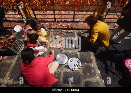 Gandarbal, Jammu Und Kaschmir, Indien. Juni 2024. Hindu-Anhänger zünden Erdöllampen während des jährlichen „Mela Kheer Bhawani“-Festivals in einem Tempel im Dorf Tull Mulla am Rande von Srinagar am 14. Juni 2024. (Kreditbild: © Mubashir Hassan/Pacific Press via ZUMA Press Wire) NUR REDAKTIONELLE VERWENDUNG! Nicht für kommerzielle ZWECKE! Stockfoto