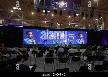 Bukarest, Rumänien. 14. Juni 2024: Konferenz-Panel auf der NZEB Expo Bucuresti im ROMEXPO Exhibition Center in Bukarest. Ziel der NZEB Expo ist es, die Öffentlichkeit über die Prinzipien von Passivhäusern zu informieren, wie man korrekt, nachhaltig und energieeffizient Gebäude baut. Quelle: Lucian Alecu/Alamy Live News Stockfoto