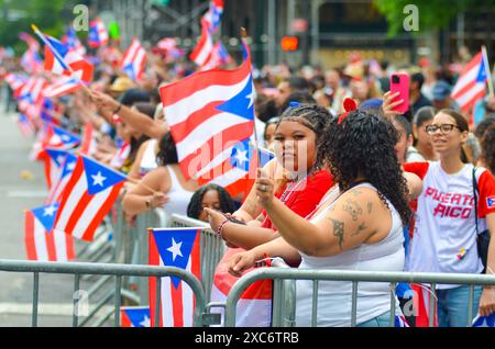 Tausende von Teilnehmern versammelten sich entlang der Fifth Avenue in New York City während der National Puerto Ricaner Day Parade. Stockfoto