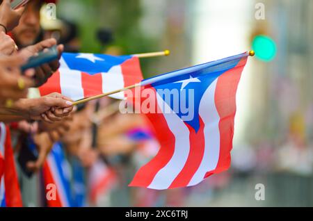 Tausende von Teilnehmern versammelten sich entlang der Fifth Avenue in New York City während der National Puerto Ricaner Day Parade. Stockfoto