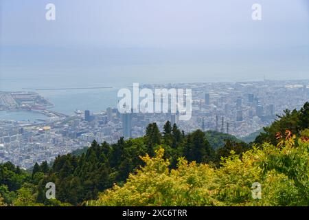 Atemberaubende Aussicht auf Kobe, Japan, von einem erhöhten Aussichtspunkt aus, wahrscheinlich von einem der umliegenden Berge wie dem Rokko Stockfoto