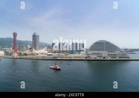 Der rote, hyperboloide Kobe Port Tower ist ein ikonisches Symbol von Kobe und bietet einen Panoramablick auf die Stadt und den Hafen von seiner Aussichtsplattform Stockfoto