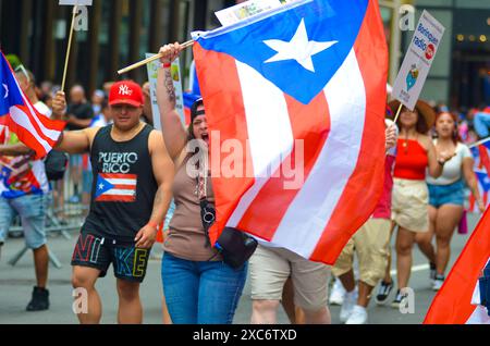 Tausende von Teilnehmern versammelten sich entlang der Fifth Avenue in New York City während der National Puerto Ricaner Day Parade. Stockfoto