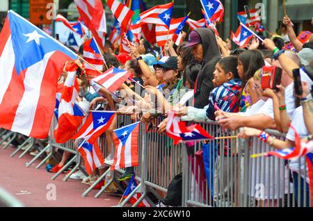 Tausende von Teilnehmern versammelten sich entlang der Fifth Avenue in New York City während der National Puerto Ricaner Day Parade. Stockfoto