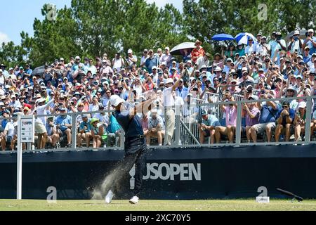 Pinehurst, North Carolina, USA. Juni 2024. Tiger Woods aus Jupiter, Florida, spielt seinen Schuss aus dem sechsten Abschlag während der zweiten Runde der 124. U.S. Open am 14. Juni 2024 im Pinehurst Resort & Country Club (Kurs Nr. 2) in Pinehurst, North Carolina. (Kreditbild: © Timothy L. Hale/ZUMA Press Wire) NUR REDAKTIONELLE VERWENDUNG! Nicht für kommerzielle ZWECKE! Stockfoto