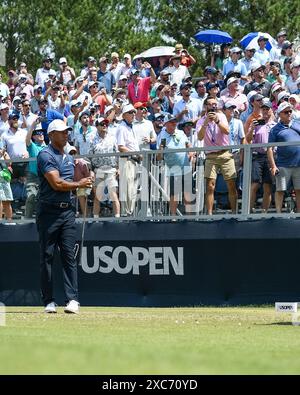 Pinehurst, North Carolina, USA. Juni 2024. Tiger Woods aus Jupiter, Florida, sieht seinen Schuss aus dem sechsten Abschlag während der zweiten Runde der 124. U.S. Open am 14. Juni 2024 im Pinehurst Resort & Country Club (Kurs Nr. 2) in Pinehurst, North Carolina. (Kreditbild: © Timothy L. Hale/ZUMA Press Wire) NUR REDAKTIONELLE VERWENDUNG! Nicht für kommerzielle ZWECKE! Stockfoto