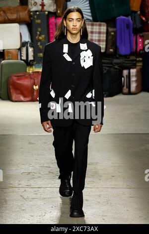 Mailand, Italien. Juni 2024. MOSCHINO Frühjahr/Sommer 2025 Laufsteg während der Milan Fashion Week Herrenmode am 2024. Juni - Mailand, Italien 14/06/2024 Credit: dpa/Alamy Live News Stockfoto