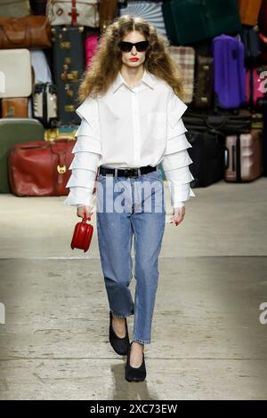 Mailand, Italien. Juni 2024. MOSCHINO Frühjahr/Sommer 2025 Laufsteg während der Milan Fashion Week Herrenmode am 2024. Juni - Mailand, Italien 14/06/2024 Credit: dpa/Alamy Live News Stockfoto