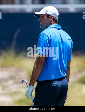 Pinehurst, North Carolina, USA. Juni 2024. Scottie Scheffler aus den Vereinigten Staaten auf dem 15. Green während der Übungsrunde am Dienstag für die 124. U.S. Open am 11. Juni 2024 im Pinehurst Resort & Country Club (Kurs Nr. 2) in Pinehurst, North Carolina. (Kreditbild: © Timothy L. Hale/ZUMA Press Wire) NUR REDAKTIONELLE VERWENDUNG! Nicht für kommerzielle ZWECKE! Stockfoto