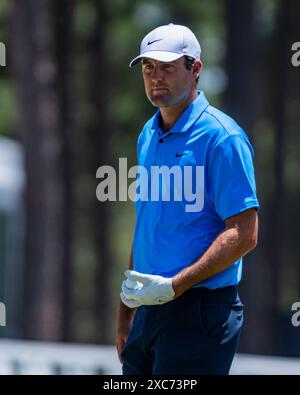 Pinehurst, North Carolina, USA. Juni 2024. Scottie Scheffler aus den Vereinigten Staaten auf dem 15. Green während der Übungsrunde am Dienstag für die 124. U.S. Open am 11. Juni 2024 im Pinehurst Resort & Country Club (Kurs Nr. 2) in Pinehurst, North Carolina. (Kreditbild: © Timothy L. Hale/ZUMA Press Wire) NUR REDAKTIONELLE VERWENDUNG! Nicht für kommerzielle ZWECKE! Stockfoto