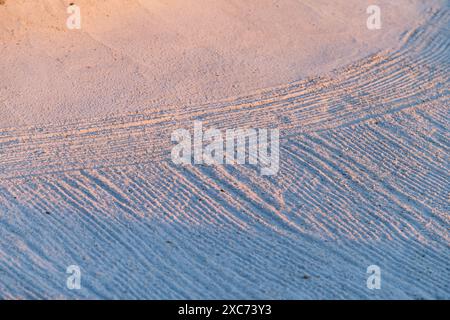 Pinehurst, North Carolina, USA. Juni 2024. Einer der 18. Grünen Seitenbunker wird durch den Sonnenaufgang vor der Übungsrunde am Mittwoch für die 124. U.S. Open am 12. Juni 2024 im Pinehurst Resort & Country Club (Kurs Nr. 2) in Pinehurst, North Carolina beleuchtet. (Kreditbild: © Timothy L. Hale/ZUMA Press Wire) NUR REDAKTIONELLE VERWENDUNG! Nicht für kommerzielle ZWECKE! Stockfoto