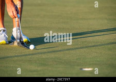 Pinehurst, North Carolina, USA. Juni 2024. Ein Caddie überprüft die Rollrate auf dem Übungsgrün vor der Übungsrunde am Mittwoch für die 124. U.S. Open am 12. Juni 2024 im Pinehurst Resort & Country Club (Kurs Nr. 2) in Pinehurst, North Carolina. (Kreditbild: © Timothy L. Hale/ZUMA Press Wire) NUR REDAKTIONELLE VERWENDUNG! Nicht für kommerzielle ZWECKE! Stockfoto