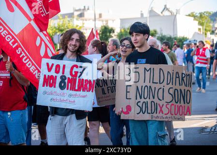 Fasano, Italien. Juni 2024. Die Demonstranten halten während der Demonstration Plakate. Linke Organisationen und Gewerkschaften organisierten eine Demonstration gegen den G7-Gipfel (Gruppe der sieben) in Fasano, Italien. Quelle: SOPA Images Limited/Alamy Live News Stockfoto