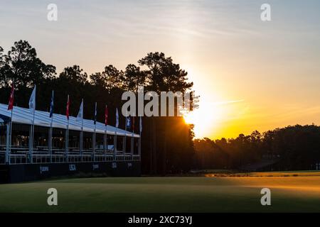 Pinehurst, North Carolina, USA. Juni 2024. Die Sonne geht über dem 18. Fairway auf, bevor die Übungsrunde am Mittwoch für die 124. U.S. Open am 12. Juni 2024 im Pinehurst Resort & Country Club (Kurs Nr. 2) in Pinehurst, North Carolina, stattfindet. (Kreditbild: © Timothy L. Hale/ZUMA Press Wire) NUR REDAKTIONELLE VERWENDUNG! Nicht für kommerzielle ZWECKE! Stockfoto