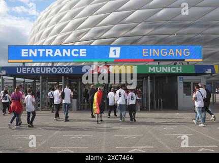 München, Deutschland. Juni 2024. Die Zuschauer gehen zum Stadion, bevor am 14. Juni 2024 das Spiel der UEFA Euro 2024 Gruppe A zwischen Deutschland und Schottland in München stattfindet. Quelle: Zhang Fan/Xinhua/Alamy Live News Stockfoto