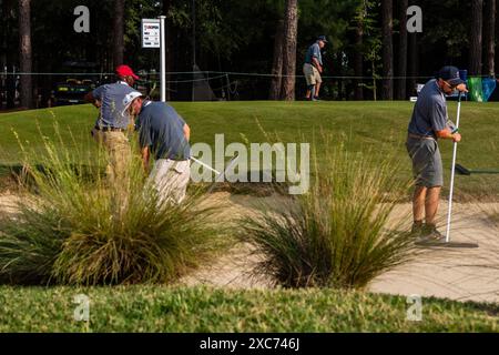 Pinehurst, North Carolina, USA. Juni 2024. Die Crews des USGA Grounds steigen in das erste Loch, um den Platz für die tomorrowÃs Eröffnungsrunde der 124. U.S. Open am 12. Juni 2024 im Pinehurst Resort & Country Club (Kurs Nr. 2) in Pinehurst, North Carolina, vorzubereiten. (Kreditbild: © Timothy L. Hale/ZUMA Press Wire) NUR REDAKTIONELLE VERWENDUNG! Nicht für kommerzielle ZWECKE! Stockfoto