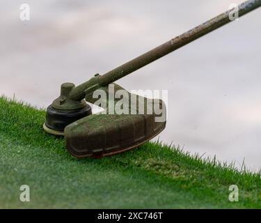 Pinehurst, North Carolina, USA. Juni 2024. Die Crews des USGA Grounds steigen in das erste Loch, um den Platz für die tomorrowÃs Eröffnungsrunde der 124. U.S. Open am 12. Juni 2024 im Pinehurst Resort & Country Club (Kurs Nr. 2) in Pinehurst, North Carolina, vorzubereiten. (Kreditbild: © Timothy L. Hale/ZUMA Press Wire) NUR REDAKTIONELLE VERWENDUNG! Nicht für kommerzielle ZWECKE! Stockfoto