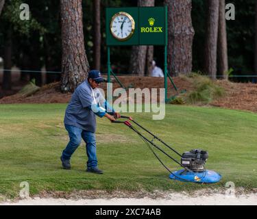Pinehurst, North Carolina, USA. Juni 2024. Die Crews des USGA Grounds steigen in das erste Loch, um den Platz für die tomorrowÃs Eröffnungsrunde der 124. U.S. Open am 12. Juni 2024 im Pinehurst Resort & Country Club (Kurs Nr. 2) in Pinehurst, North Carolina, vorzubereiten. (Kreditbild: © Timothy L. Hale/ZUMA Press Wire) NUR REDAKTIONELLE VERWENDUNG! Nicht für kommerzielle ZWECKE! Stockfoto