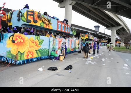 Farbenfrohe und aufwendig dekorierte Zulu-Parade-Wagen mit Rosen, Perlen, Masken und Figuren auf den Straßen von New Orleans am Mardi Gras Morgen. Stockfoto