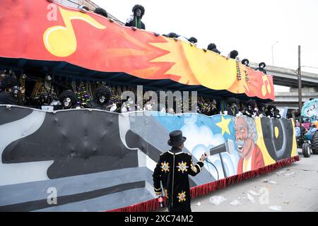 Farbenfrohe und aufwendig dekorierte Zulu-Parade-Wagen mit Rosen, Perlen, Masken und Figuren auf den Straßen von New Orleans am Mardi Gras Morgen. Stockfoto