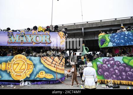 Farbenfrohe und aufwendig dekorierte Zulu-Parade-Wagen mit Rosen, Perlen, Masken und Figuren auf den Straßen von New Orleans am Mardi Gras Morgen. Stockfoto