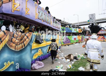 Farbenfrohe und aufwendig dekorierte Zulu-Parade-Wagen mit Rosen, Perlen, Masken und Figuren auf den Straßen von New Orleans am Mardi Gras Morgen. Stockfoto