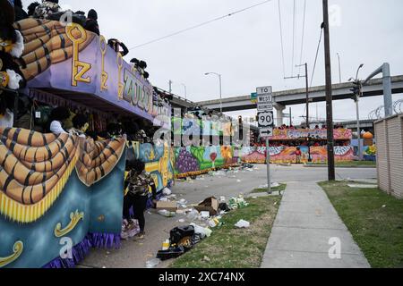 Farbenfrohe und aufwendig dekorierte Zulu-Parade-Wagen mit Rosen, Perlen, Masken und Figuren auf den Straßen von New Orleans am Mardi Gras Morgen. Stockfoto