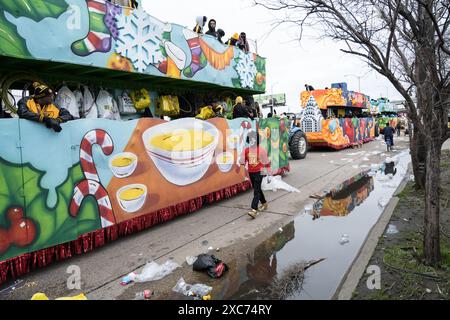 Farbenfrohe und aufwendig dekorierte Zulu-Parade-Wagen mit Rosen, Perlen, Masken und Figuren auf den Straßen von New Orleans am Mardi Gras Morgen. Stockfoto