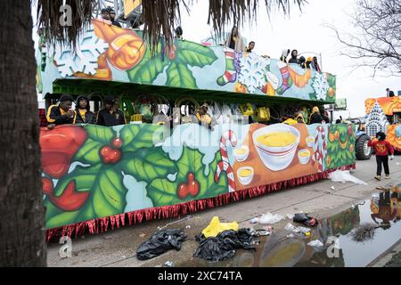 Farbenfrohe und aufwendig dekorierte Zulu-Parade-Wagen mit Rosen, Perlen, Masken und Figuren auf den Straßen von New Orleans am Mardi Gras Morgen. Stockfoto