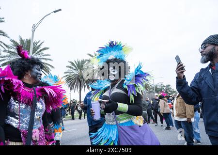 Zulu Tramps in komplexen und farbenfrohen Kostümen und Gesichtsfarbe tanzen während ihrer jährlichen Mardi Gras-Parade durch die Straßen von New Orleans. Stockfoto